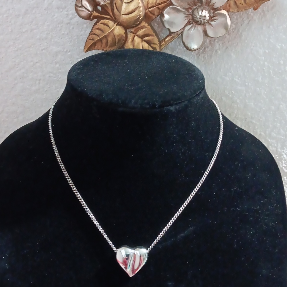 Avon silver floating heart necklace 19"